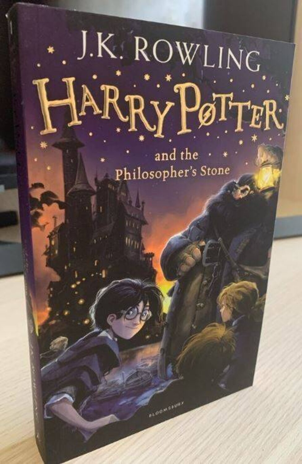 Эксмо J.K. Rowling "Harry Potter and the Philosopher's Stone J.K. Rowling Гарри Поттер и Философский камень Д.К. Роулинг / Книги на английском языке" 437737 978-1-40-885565-2