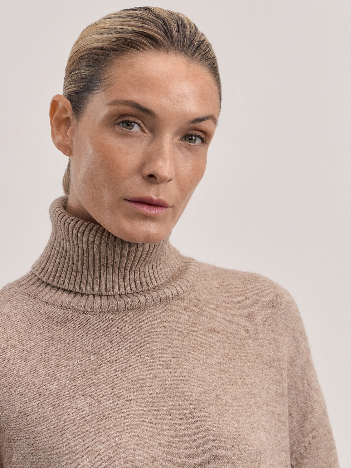 ZARINA Свитер 460065 4420601802 бежевый меланж