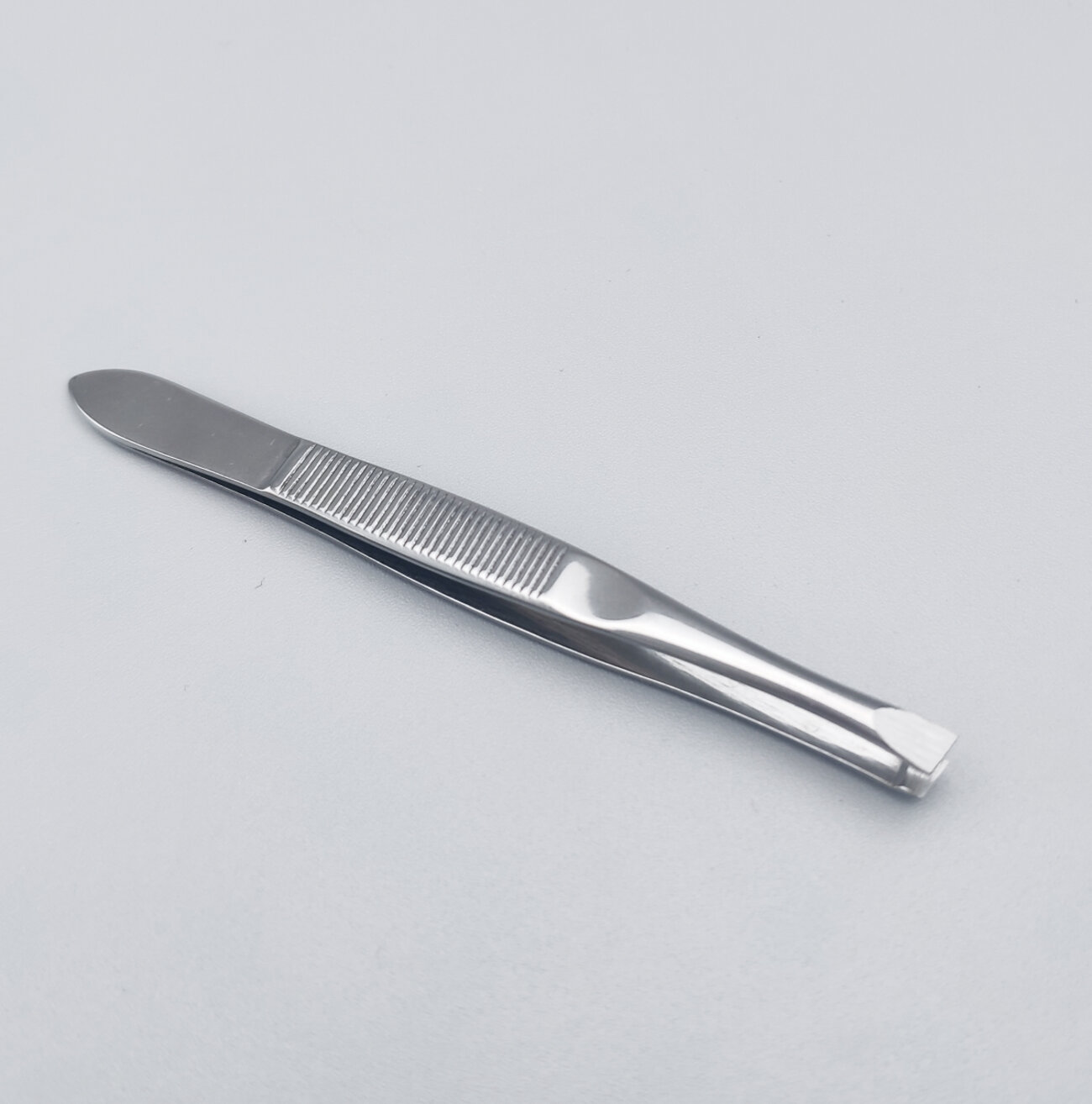 Zinger Пинцет для бровей скошенный / Classic B 164 S SH, ручная заточка, 88-90 мм, серебристый глянцевый 567256 1830