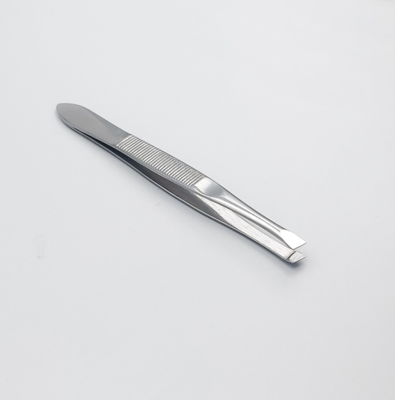 Zinger Пинцет для бровей скошенный / Classic B 164 S SH, ручная заточка, 88-90 мм, серебристый глянцевый 567256 1830