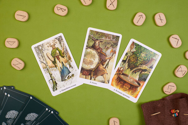 Эксмо Марк Райан, Джон Мэттьюз "The Wildwood Tarot. Таро Дикого леса (78 карт карт и руководство в подарочном футляре)" 345846 978-5-04-110040-7