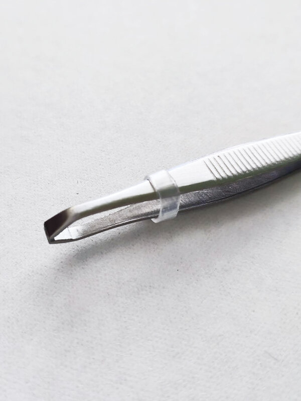 Mertz Пинцет косметический для коррекции бровей скошенный A213RF, 9 см 556986 19135