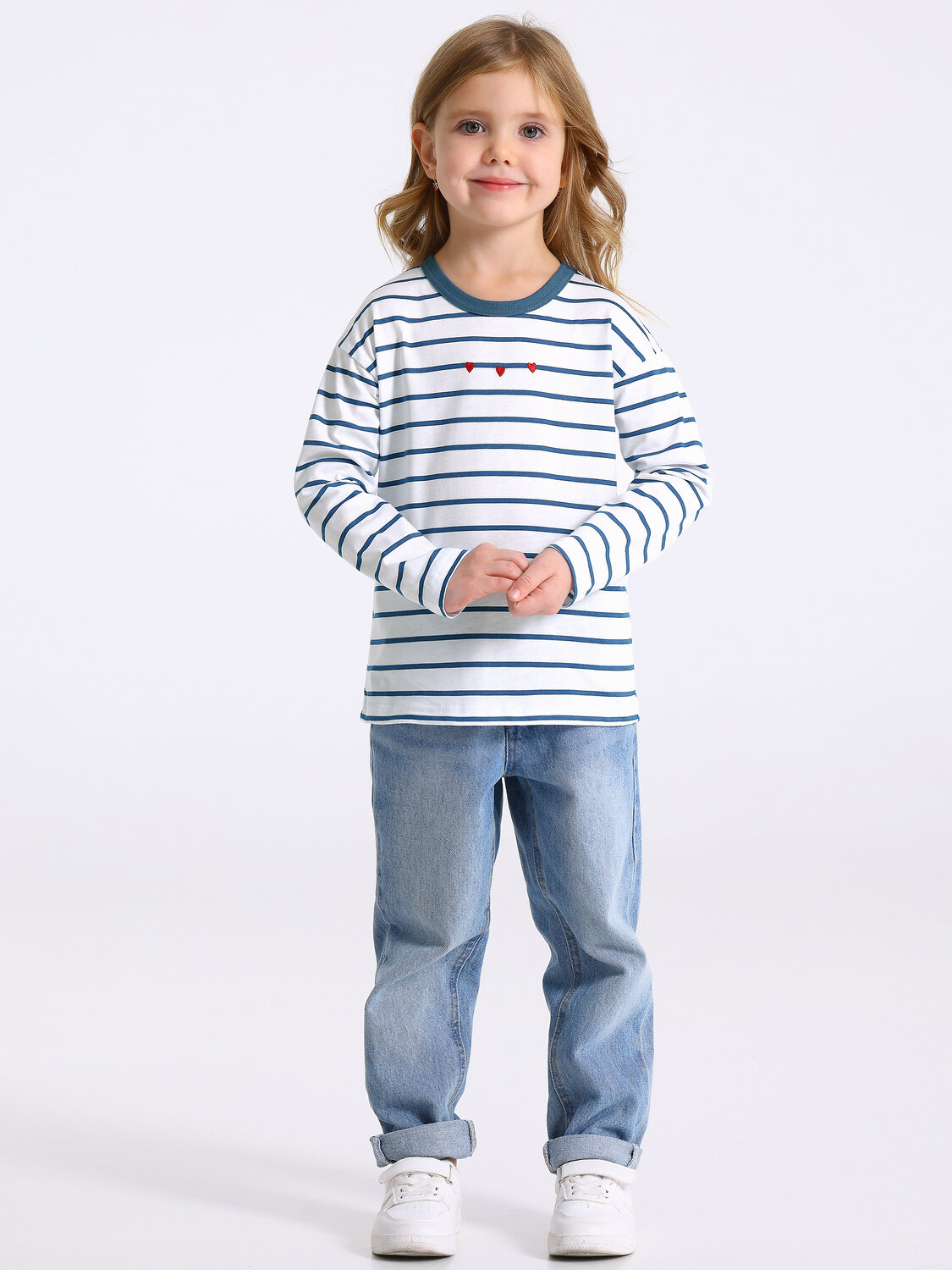 Апрель Лонгслив 568321 1ДДЛД4895001н полоска белый+синий+темно-голубой325 / Три сердечка вышивка