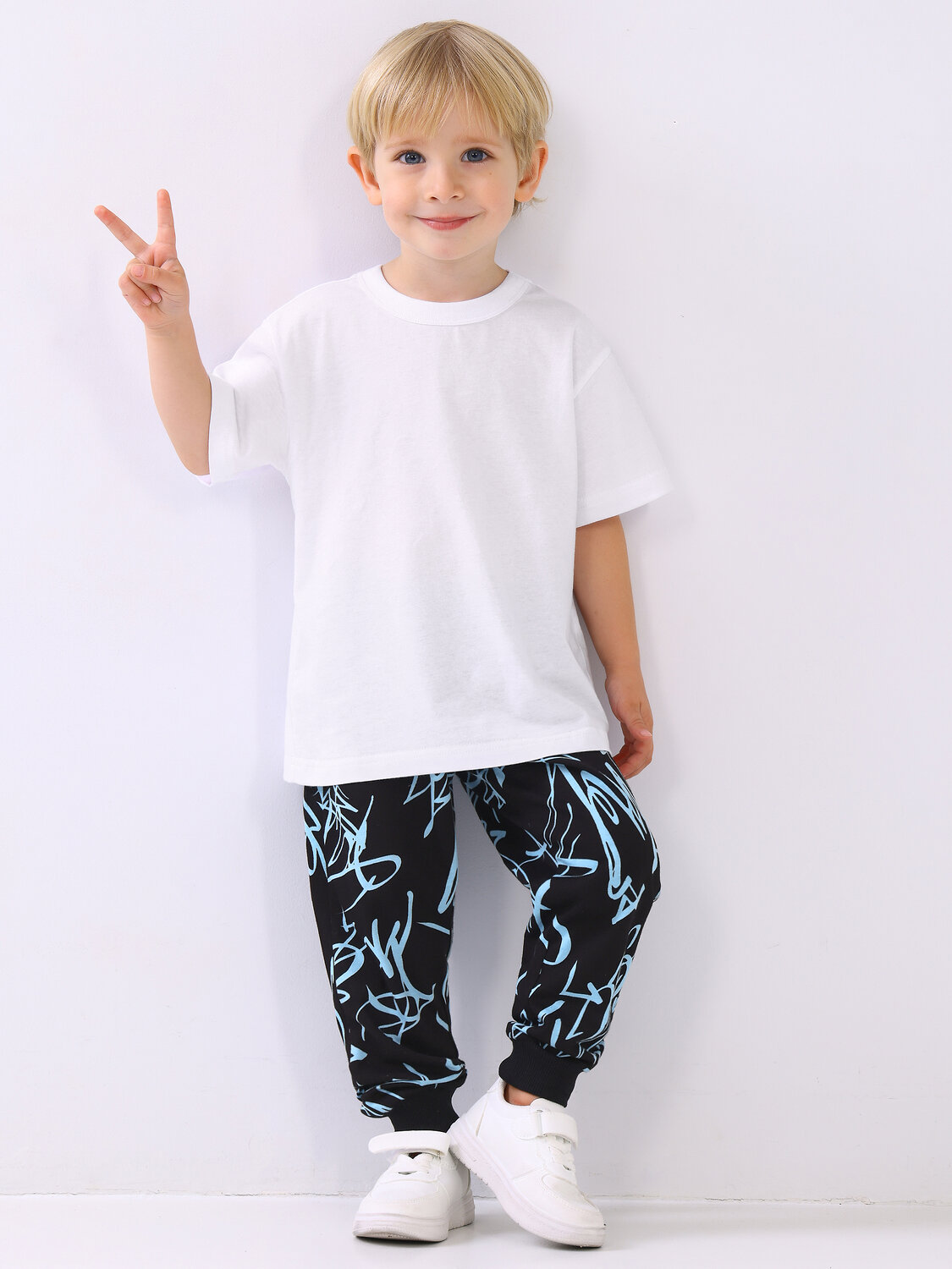 Апрель Брюки 573569 1ПБМ4644001н ярко-голубые граффити на черном+черный