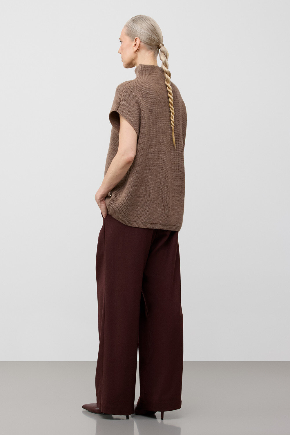 VERY NEAT Жилет 579456 ЕВ 30235/ш коричневый