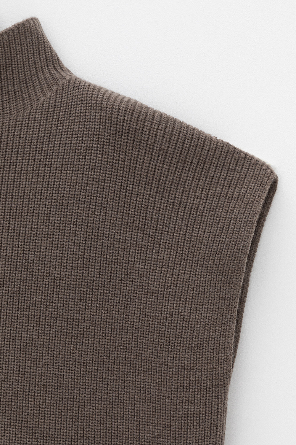 VERY NEAT Жилет 579456 ЕВ 30235/ш коричневый