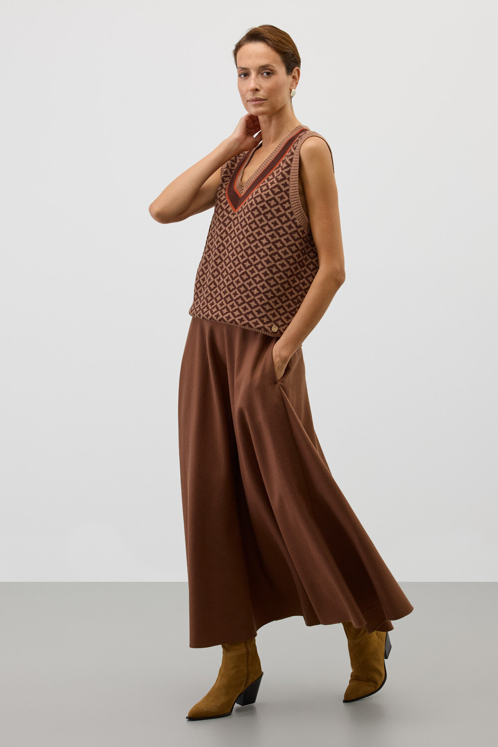 VERY NEAT Жилет 579465 ЕВ 30237/ш коричневый