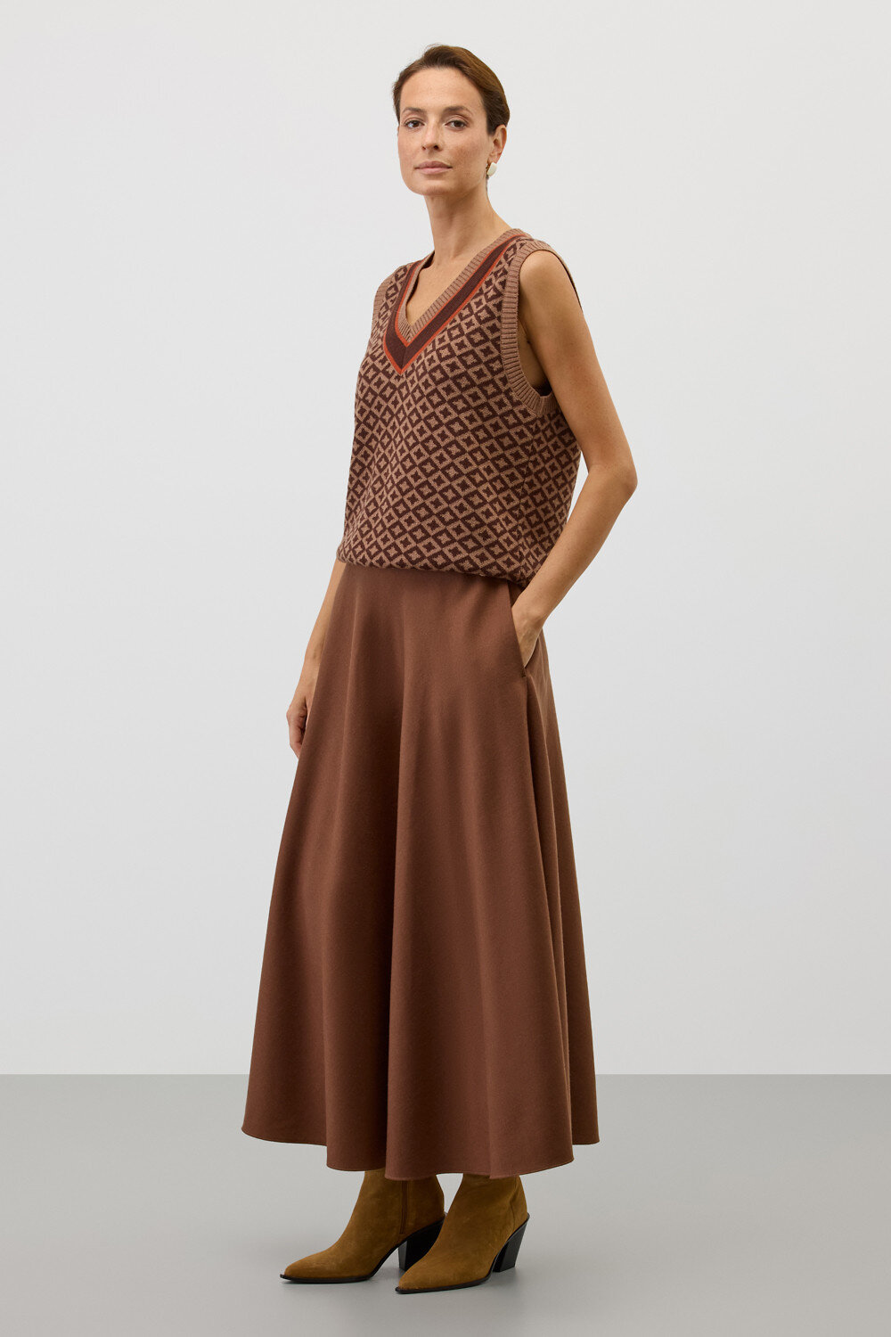 VERY NEAT Жилет 579465 ЕВ 30237/ш коричневый