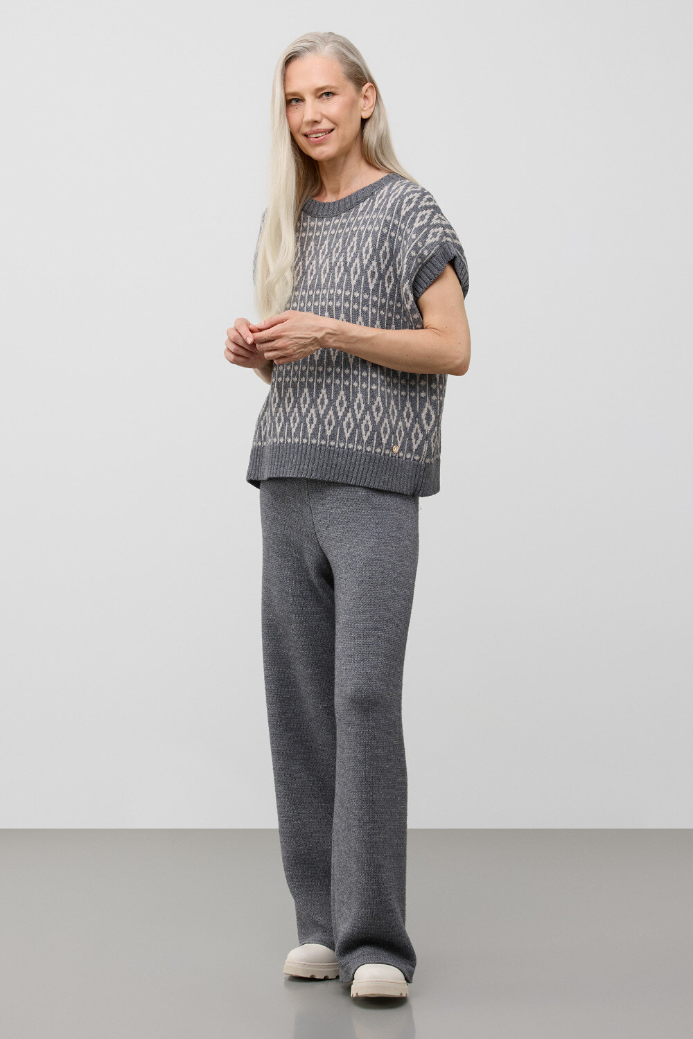 VERY NEAT Жилет 579484 ЕВ 30247/ш темно-серый