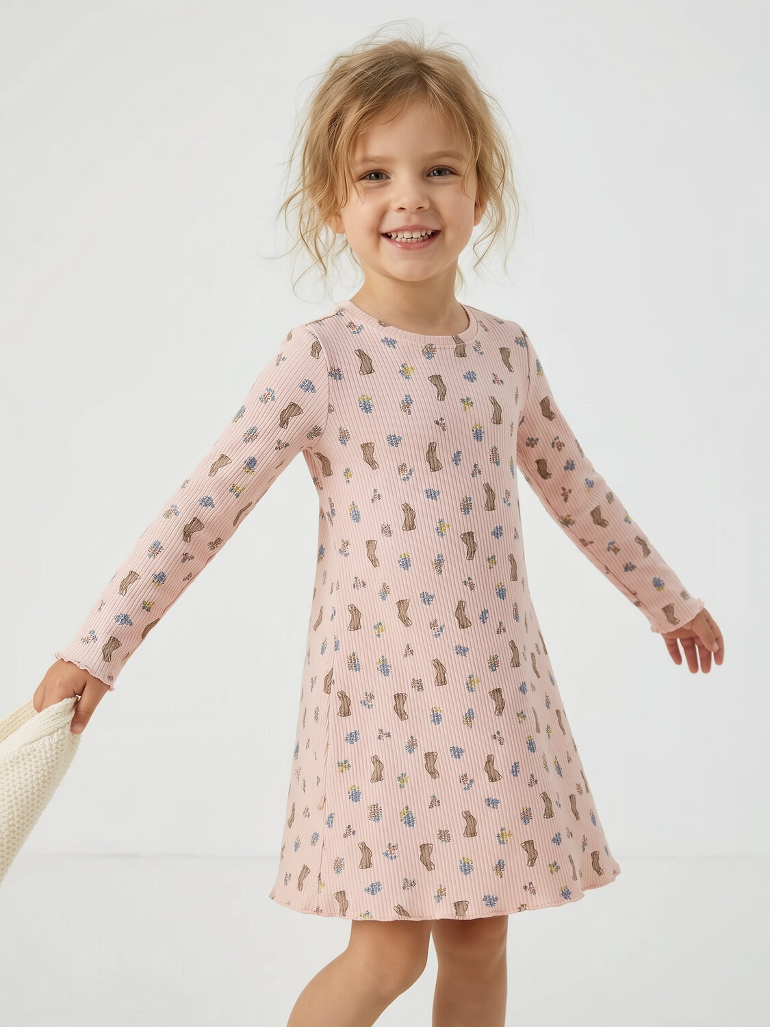 Апрель Платье 580404 1ДПД5064223н зайки с цветами на персиковом