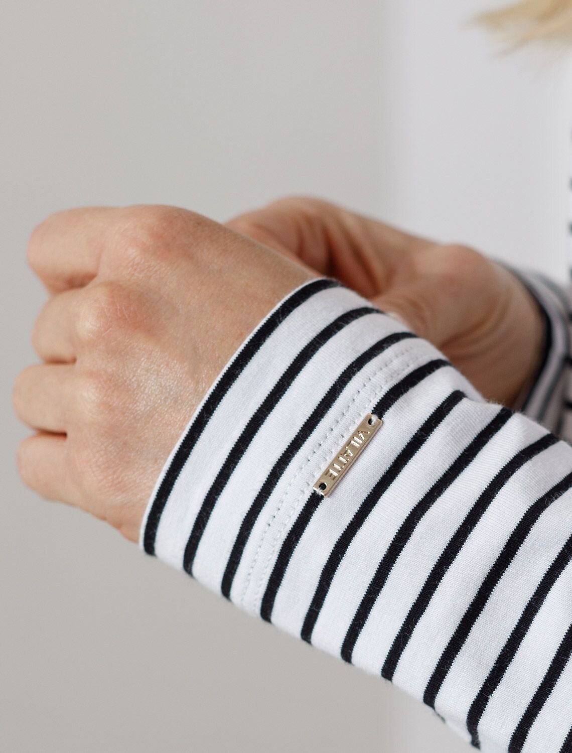 VILATTE Джемпер 580931 D49.148 белый-черный