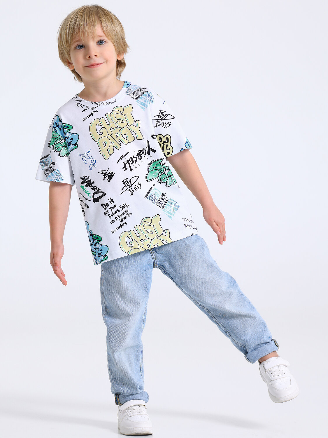 Апрель Футболка 581652 1ПДФК4590001н голубые граффити на белом
