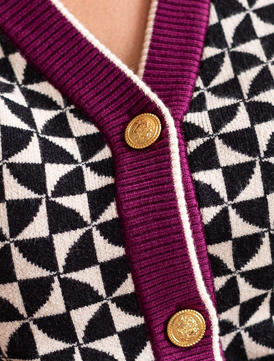 VILATTE Кардиган 582041 D31.132 черный-бежевый, фиолетовый