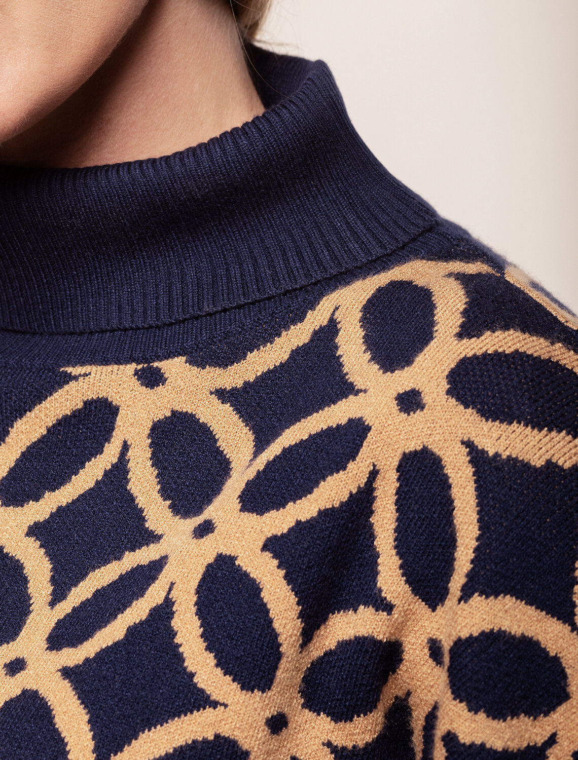 VILATTE Свитер 582043 D34.147 синий-бежевый