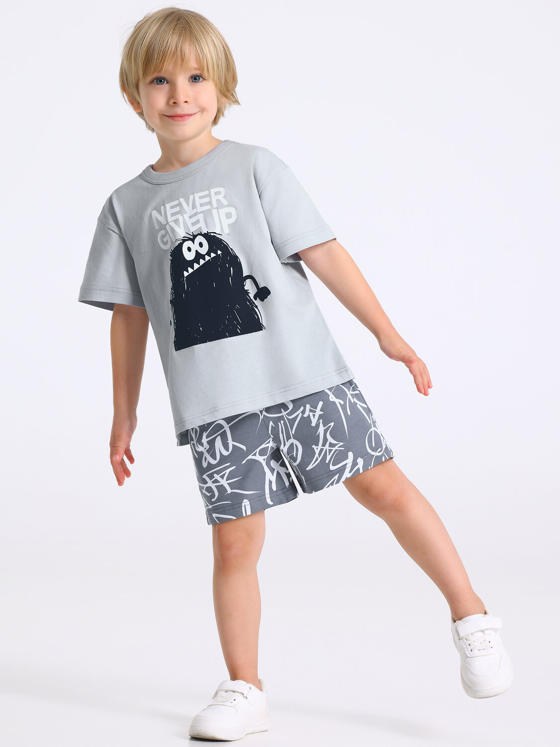 Апрель Шорты 583518 1ПШК4695804н белые граффити на темно-сером