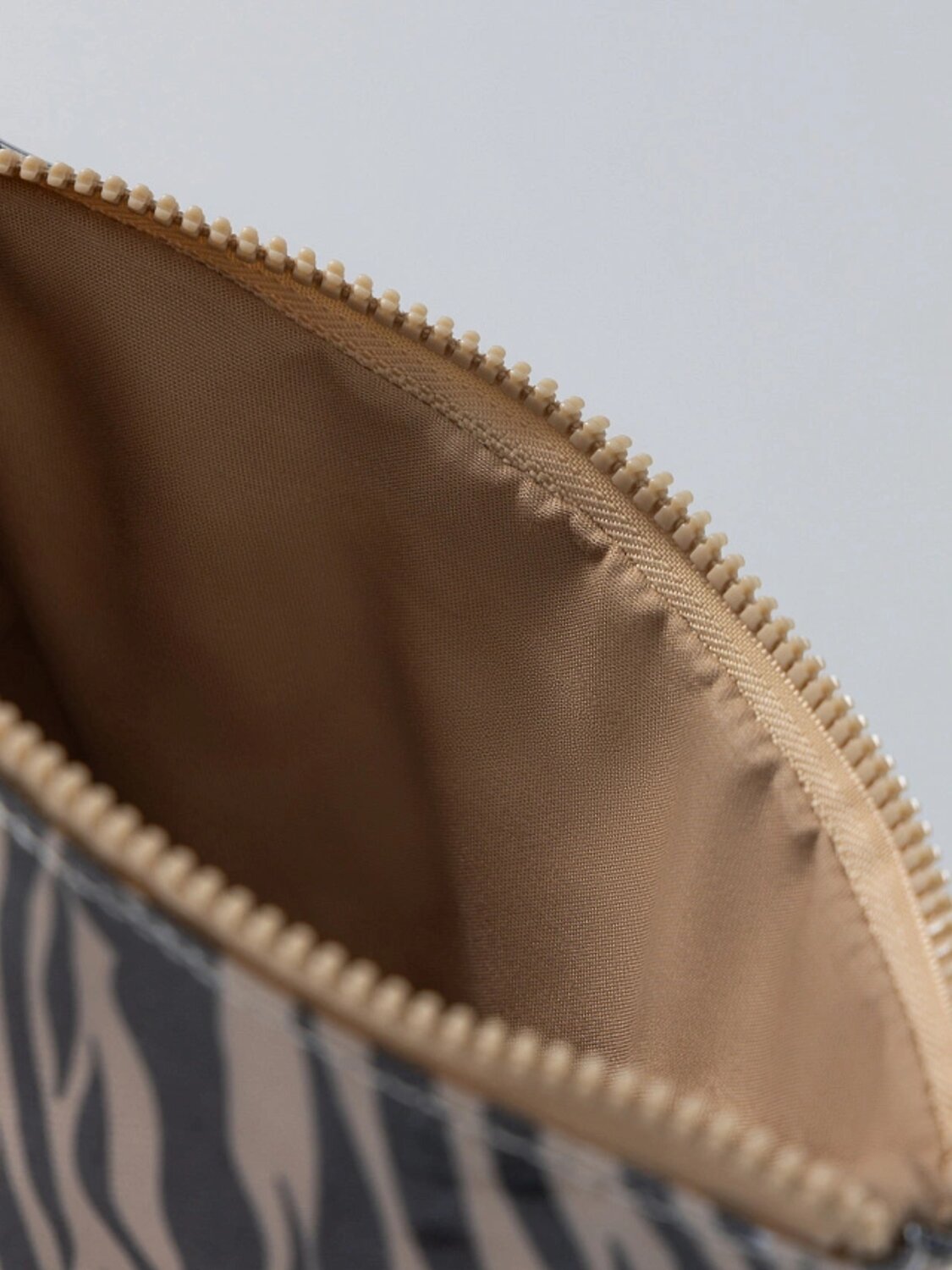 MARK FORMELLE Косметичка 584113 BG52513-1 черный +бежевый (тигр)