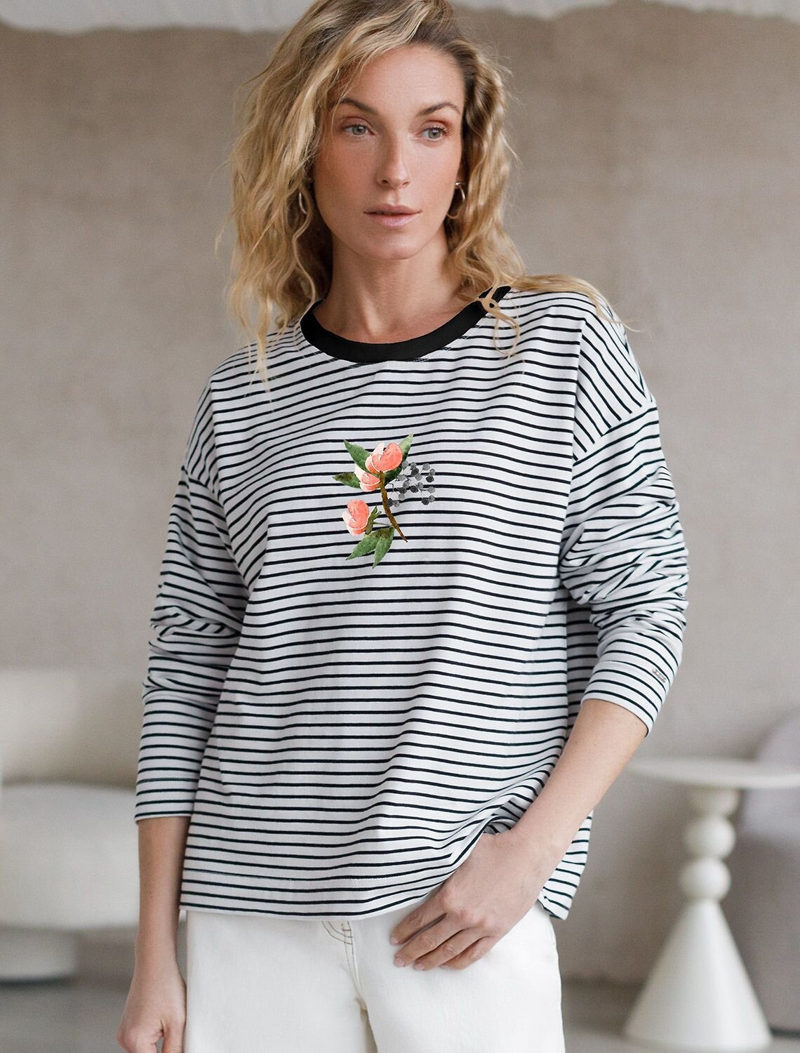 VILATTE Джемпер 587410 D49.148 белый-черный_цветок