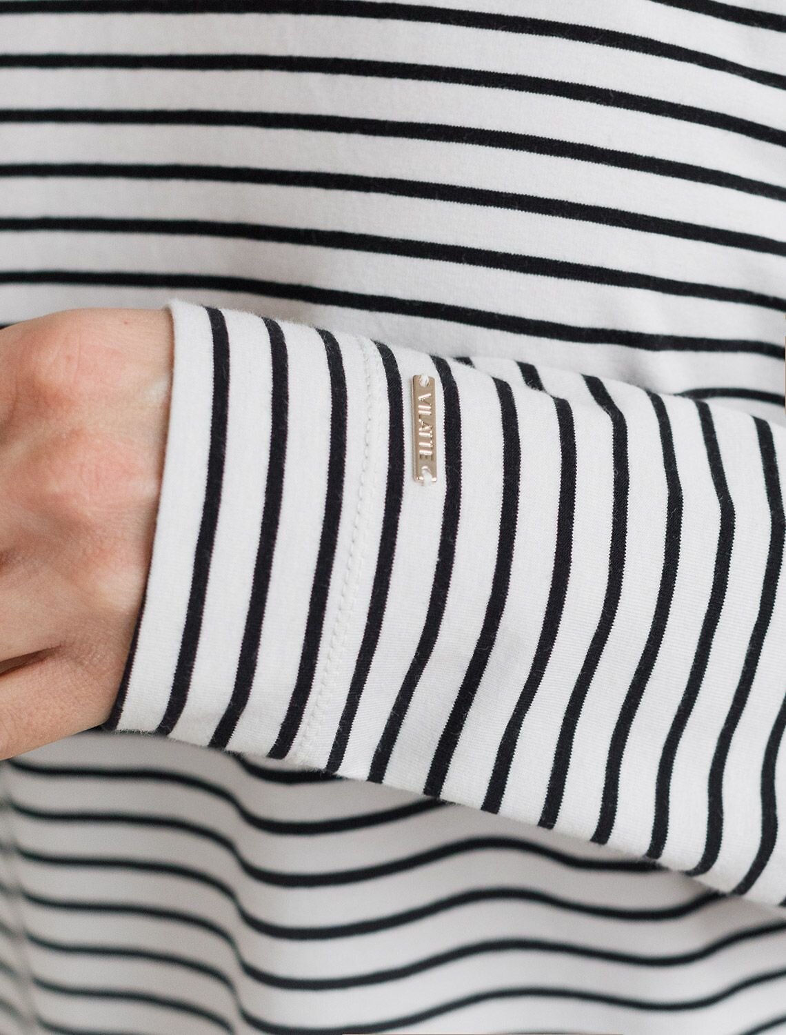 VILATTE Джемпер 587410 D49.148 белый-черный_цветок