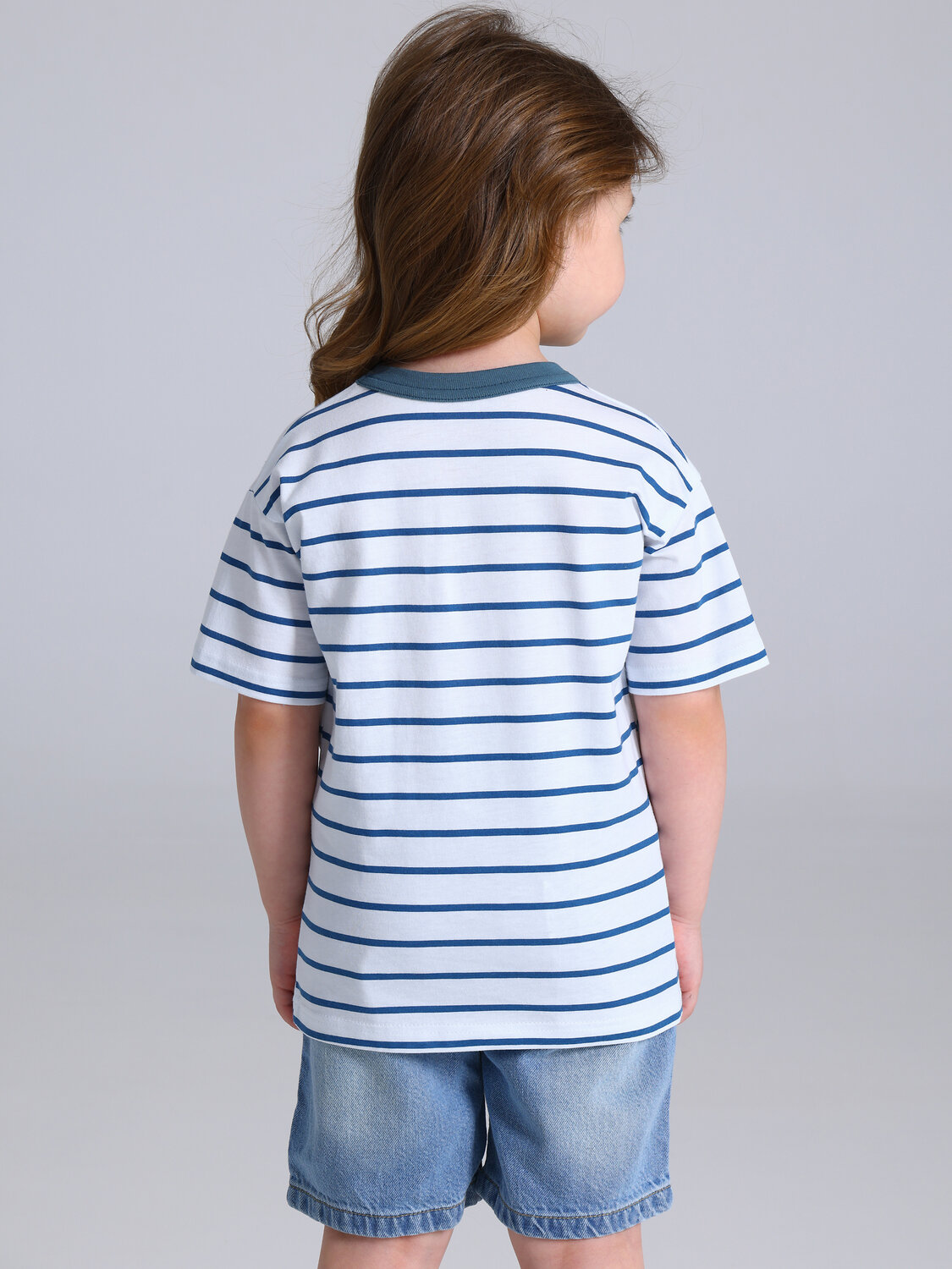 Апрель Футболка 587600 1ДДФК5059001н полоска белый+синий+темно-голубой325 / Три сердечка вышивка