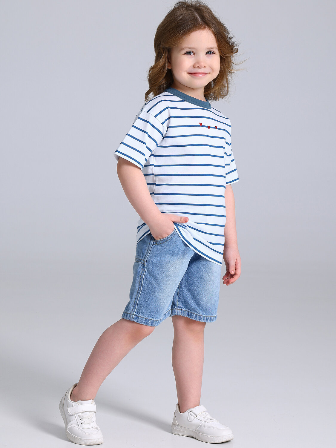 Апрель Футболка 587600 1ДДФК5059001н полоска белый+синий+темно-голубой325 / Три сердечка вышивка