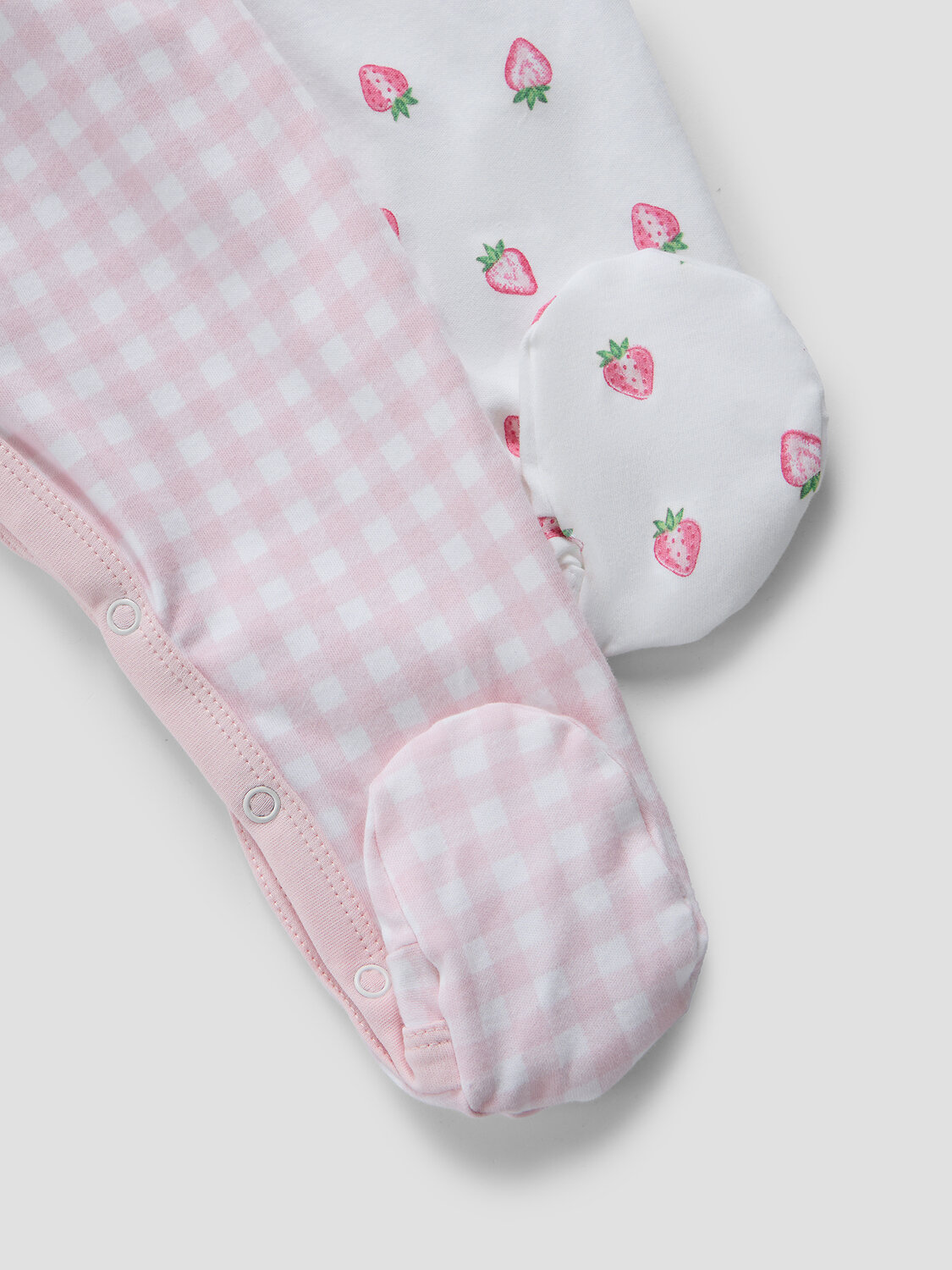 MARK FORMELLE Комбинезон 588084 14005-2 розовая клетка на белом +клубничка на белом