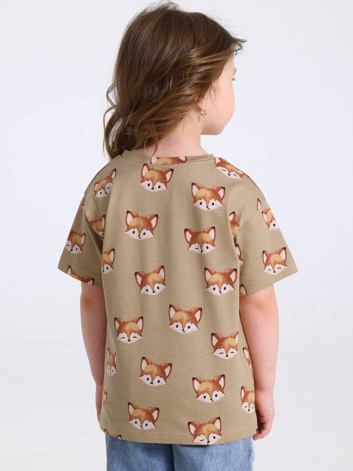 Апрель Футболка 588623 1ДДФК5052001н лисички на темно-бежевом