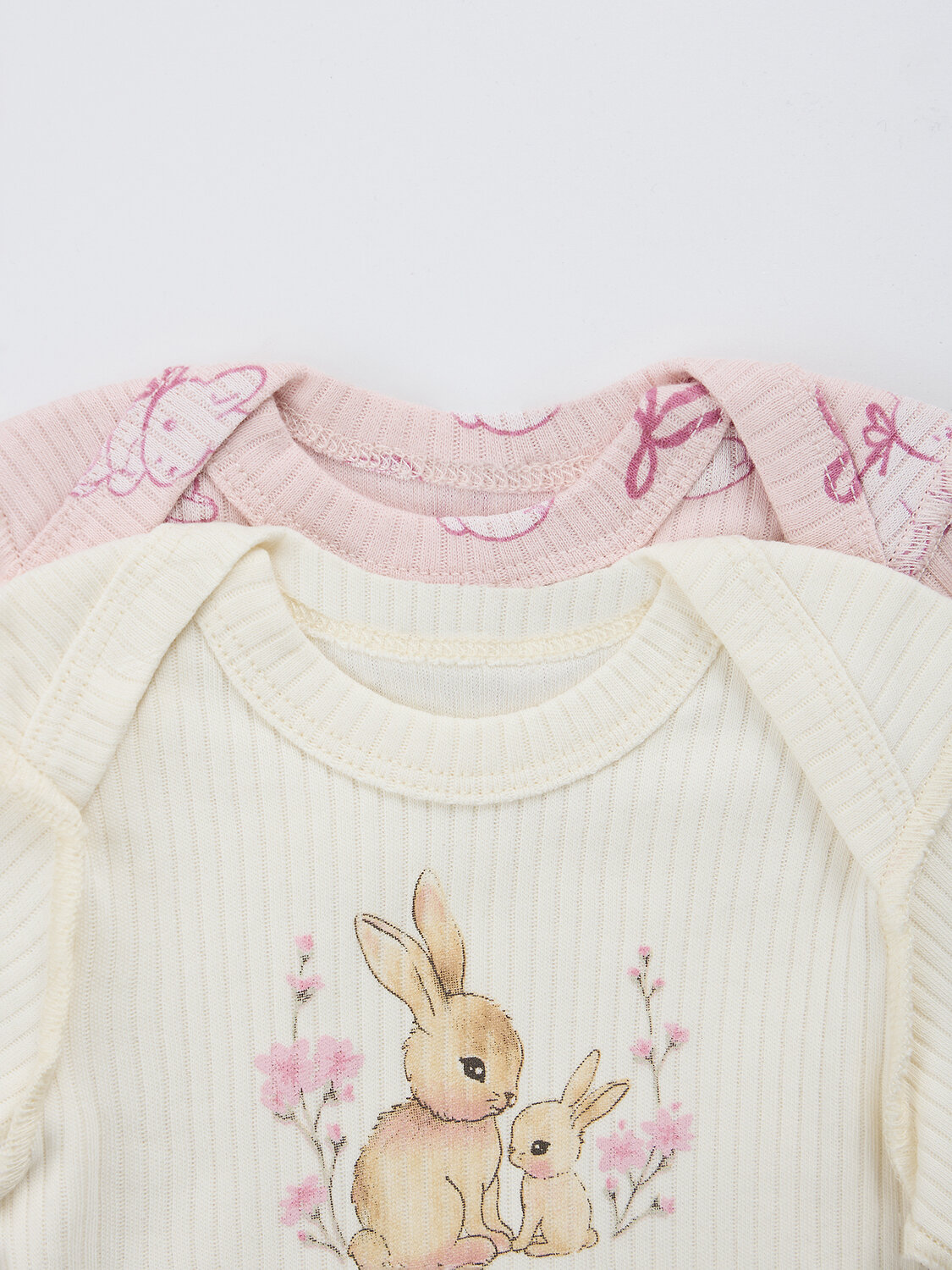 MARK FORMELLE Боди детское 588990 13015-1-2 молочный +бантики и зайки на розовом