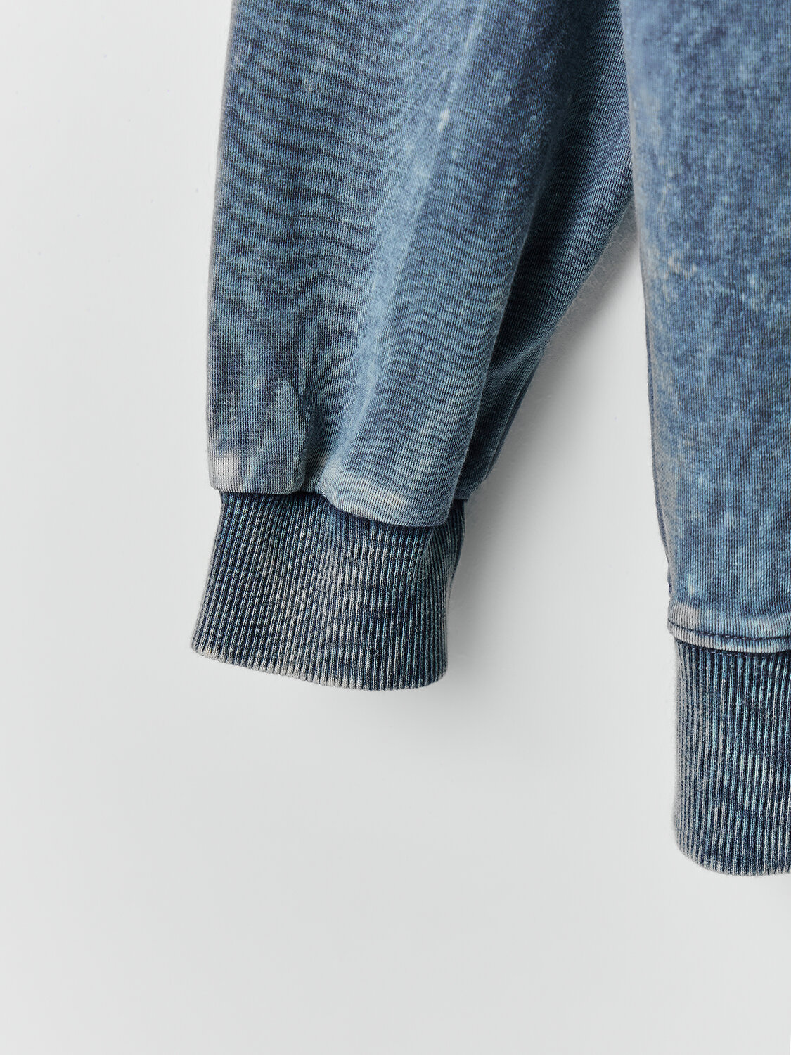 MARK FORMELLE Свитшот 590567 121873/1 ACID WASH графит +печать1