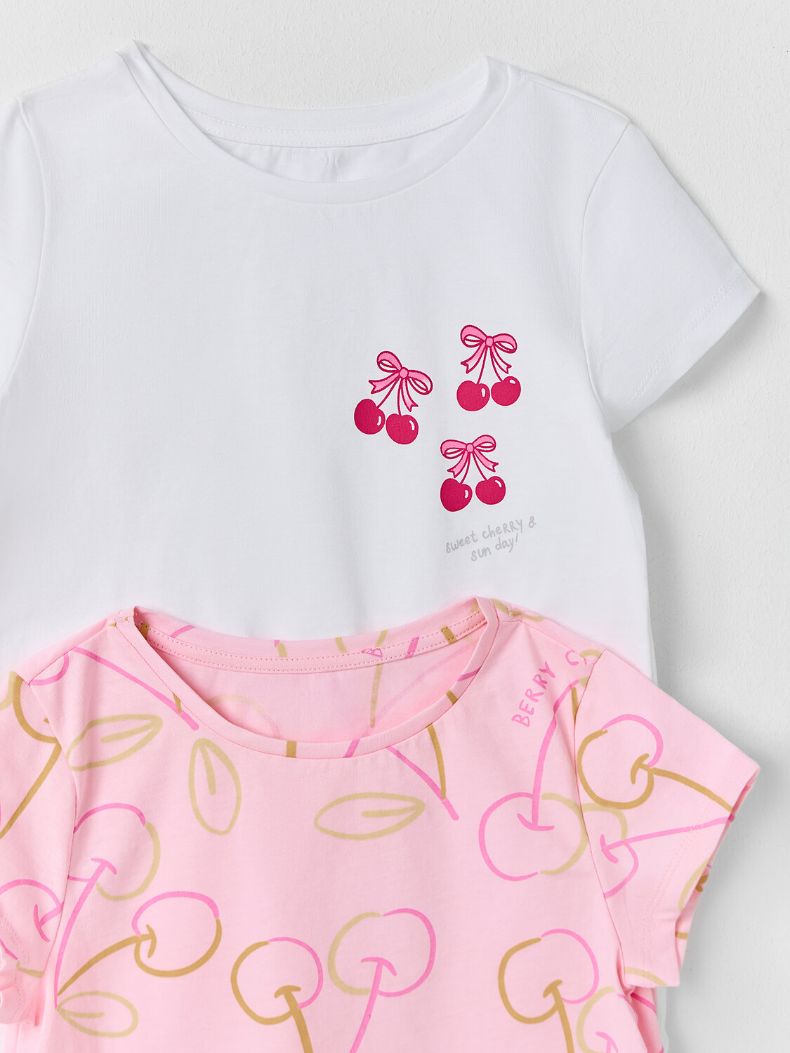 MARK FORMELLE Футболка 591557 117892-2 белый +вишенки на розовом