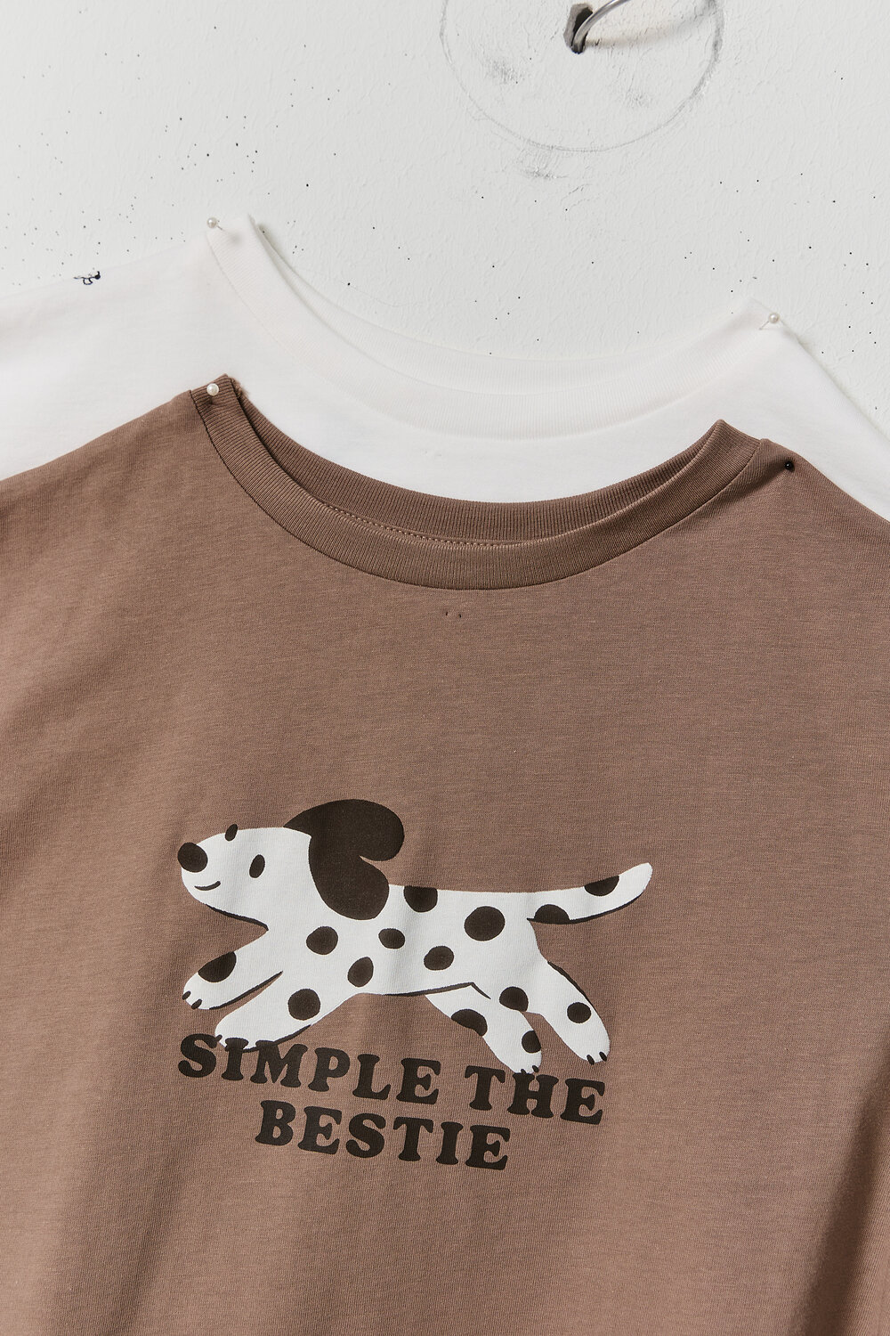 MARK FORMELLE Футболка 592283 113379-2 пепельно -коричневый +маленькие собачки на белом
