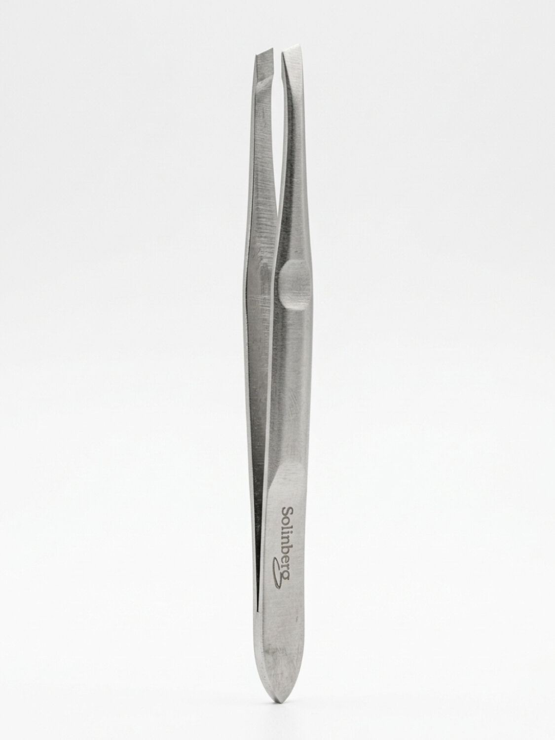 Solinberg Пинцет косметический для коррекции бровей 251-092, серебристый, скошенный, 9 см 592871 4011 