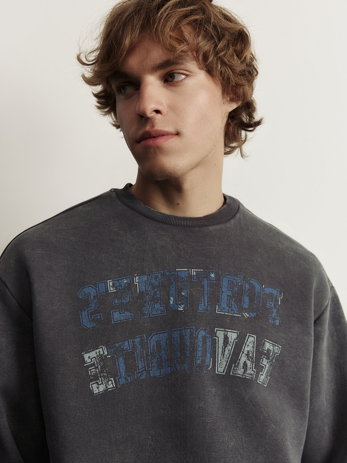 MARK FORMELLE Свитшот 609063 121801/1 ACID WASH сине -черный +печать