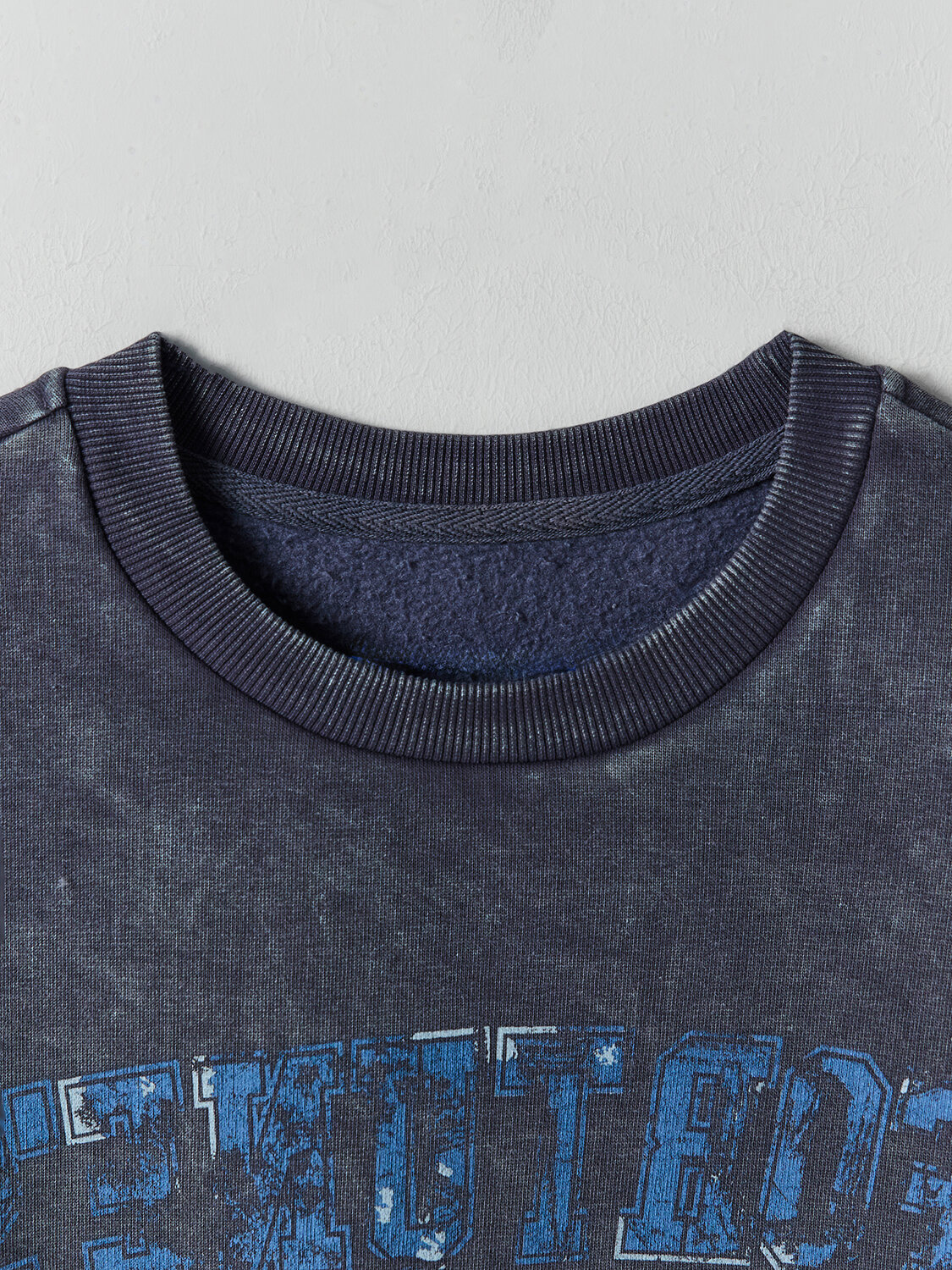 MARK FORMELLE Свитшот 609063 121801/1 ACID WASH сине -черный +печать