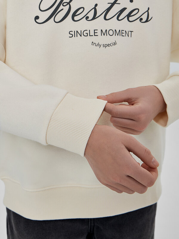 MARK FORMELLE Свитшот 571680 127897/1 молочный +печать