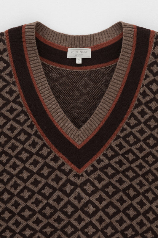 VERY NEAT Жилет 579465 ЕВ 30237/ш коричневый