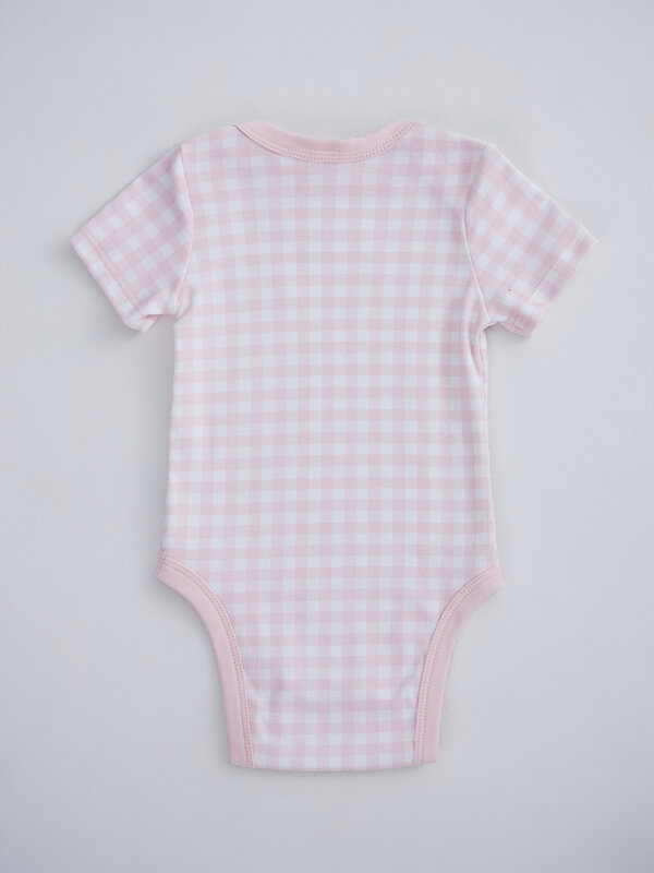 MARK FORMELLE Боди детское 586622 13015-2 розовая клетка на белом +клубничка на белом
