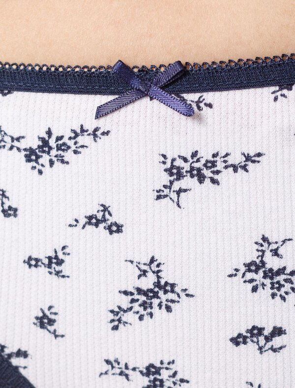 VILATTE Трусы 587395 D40.001 белый-т.синий цветы