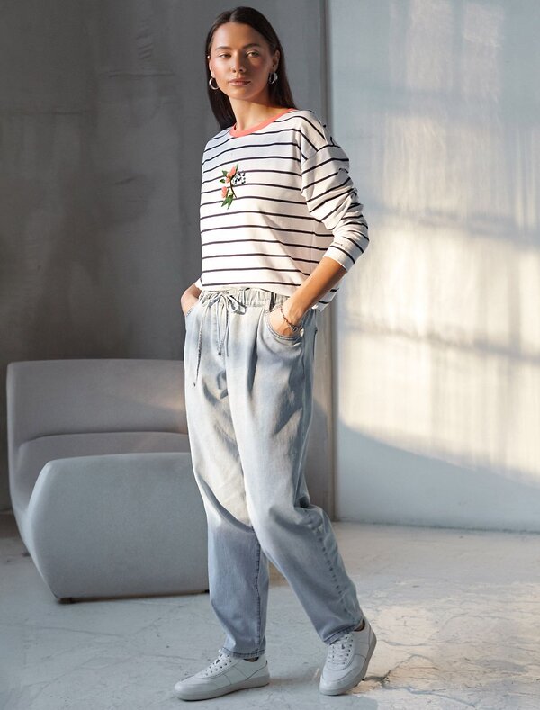 VILATTE Джемпер 587408 D49.148 белый-т.синий_цветок