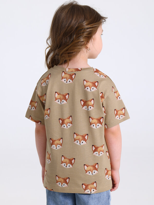 Апрель Футболка 588623 1ДДФК5052001н лисички на темно-бежевом