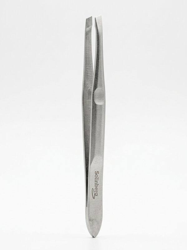 Solinberg Пинцет косметический для коррекции бровей 251-092, серебристый, скошенный, 9 см 592871 4011 