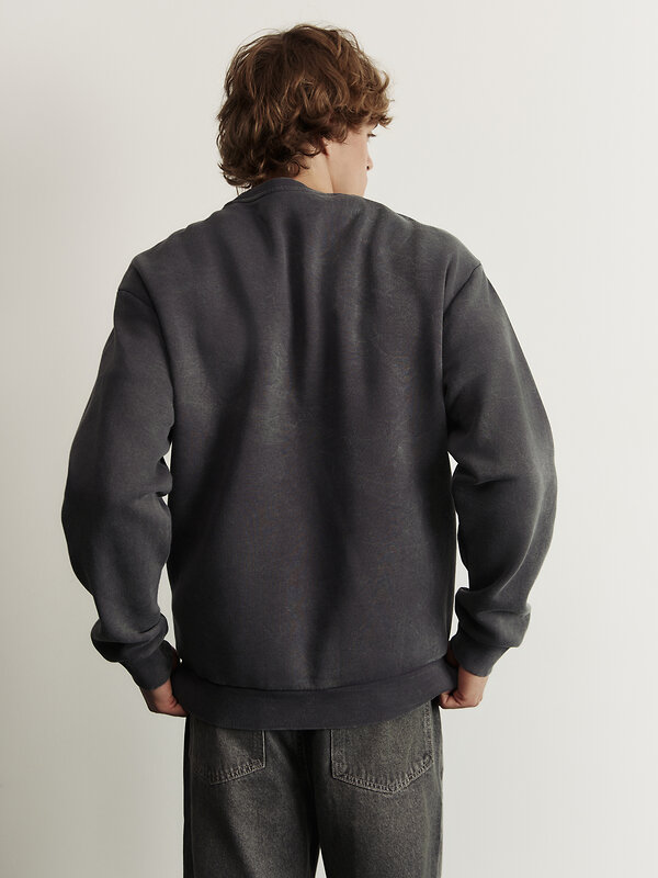 MARK FORMELLE Свитшот 609063 121801/1 ACID WASH сине -черный +печать